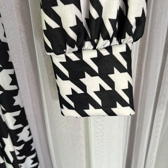 Flowy statement piece dress! - Picture 4 of 6